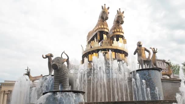 Fuente Colchis en el centro de la Plaza David Agmashenebeli. Kutaisi, Georgia — Vídeos de Stock