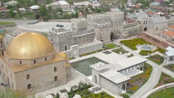 Vista desde el castillo de Jakeli hasta la mezquita Ahmediye en Akhaltsikhe, Georgia. Complejo Castillo Lomisa o Castillo Rabati — Vídeo de stock