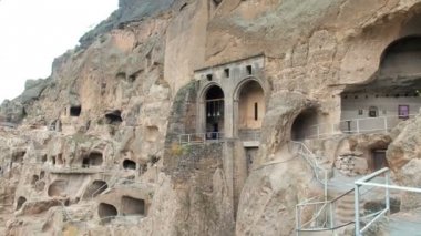 Vardzia mağara Manastırı. Karmaşık kayaya oyulmuş. Kasaba dağlarında mağara
