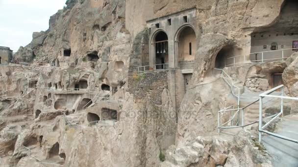 Monasterio de la cueva Vardzia. Complejo tallado en roca. Cueva ciudad en las montañas — Vídeo de stock