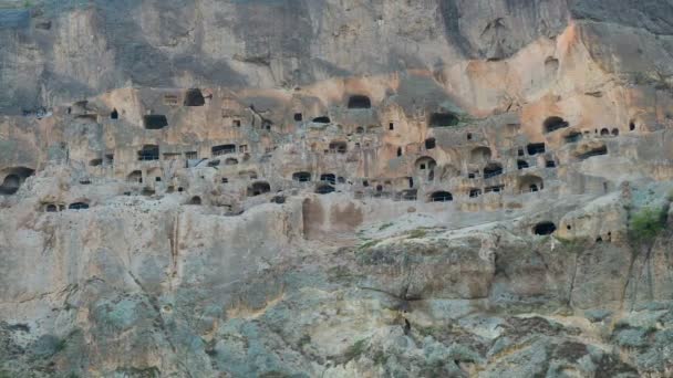 Vardzia, Georgia - 29 de septiembre de 2016: Vardzia cueva monasterio, complejo tallado en roca — Vídeos de Stock
