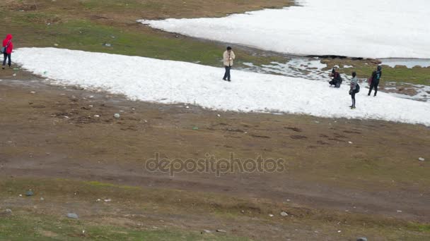 GEORGIE, GUDAURI - 18 MAI 2017 : Les jeunes jouent aux boules de neige sur une île de neige dans les montagnes . — Video