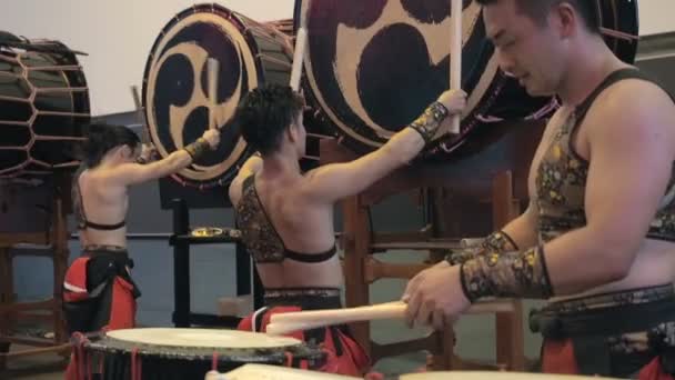 Moskva, Ryssland - 16 juli 2017: Musikerna spelar taiko trummor på scen under japanska festivalen. — Stockvideo