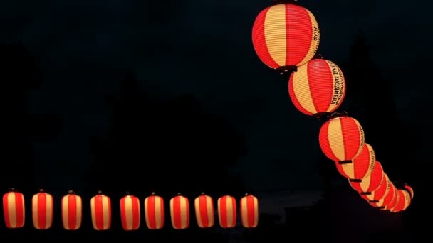 Moscú, Rusia - 16 de julio de 2017: Papel rojo-blanco linternas japonesas Chochin brilla en el cielo oscuro — Vídeos de Stock