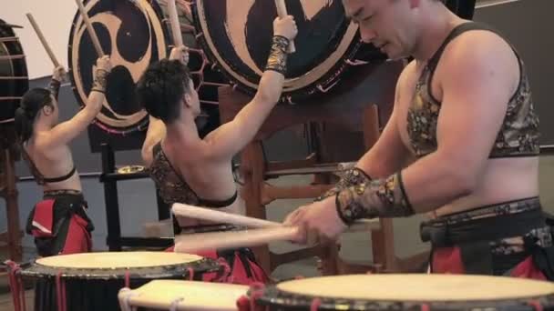 Μόσχα, Ρωσία - 16 Ιουλίου 2017: Μουσικοί παίζουν τα τύμπανα taiko παράγουν στη σκηνή κατά τη διάρκεια το ιαπωνικό Φεστιβάλ. — Αρχείο Βίντεο