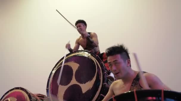 Moskou, Rusland - 16 juli 2017: Muzikanten spelen de taiko drums op scène tijdens de Japanse festival. — Stockvideo