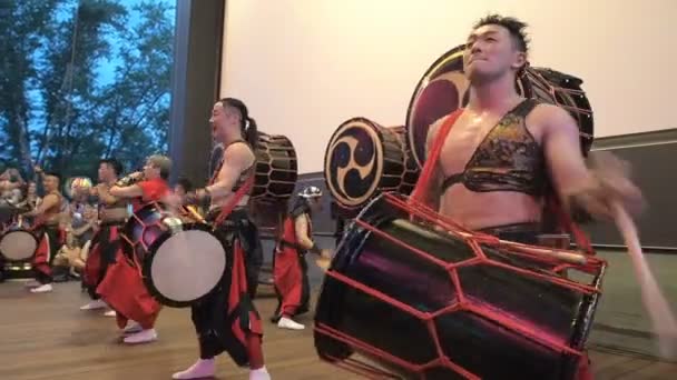 Moskva, Ryssland - 16 juli 2017: Musikerna spelar taiko trummor på scen under japanska festivalen. — Stockvideo