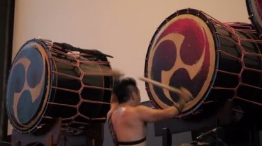 Moscow, Rusya Federasyonu - 16 Temmuz 2017: Müzisyenler büyük taiko davul sahnesinde Japon festival boyunca oynamak.