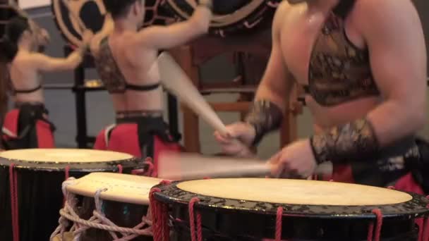 Moscow, Russia - July 16, 2017: Japanese musicians expressively play the taiko drums on scene During the japanese festival — Stock Video