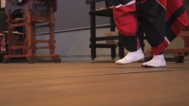 Des artistes japonais dansent sur scène en gros plan sur des chaussettes Tabis — Video