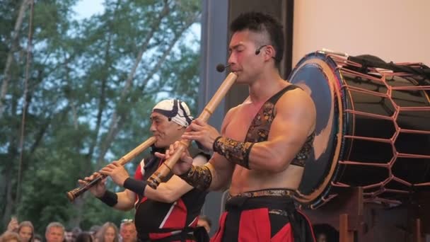 Moscou, Russie - 16 juillet 2017 : Des musiciens jouent de la flûte. Homme soufflant à travers un trou de shakuhachi — Video