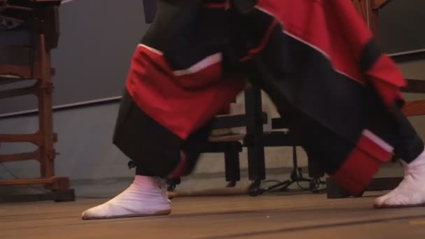 Японские артисты танцуют на сцене в носках Tabis крупным планом — стоковое видео