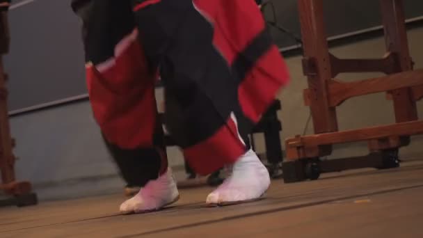 Des artistes japonais dansent sur scène en gros plan sur des chaussettes Tabis — Video