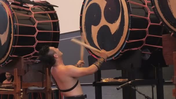 Moscú, Rusia - 16 de julio de 2017: Músicos tocan el gran tambor taiko en escena durante el festival japonés . — Vídeos de Stock