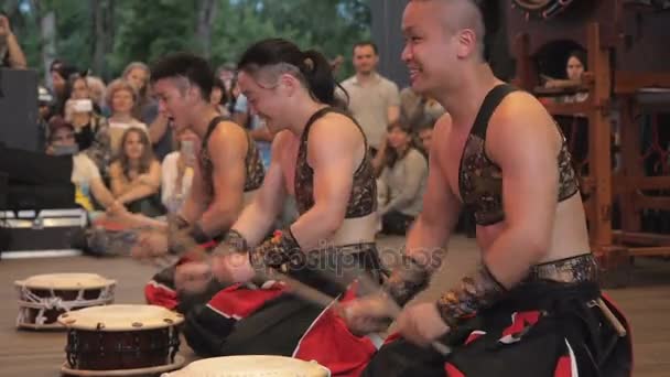 Μόσχα, Ρωσία - 16 Ιουλίου 2017: Μουσικοί παίζουν taiko τύμπανα του shime-daiko στη σκηνή κατά τη διάρκεια το ιαπωνικό Φεστιβάλ. — Αρχείο Βίντεο