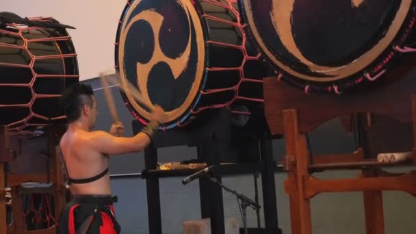 Moscow, Russia - July 16, 2017: Musicians play the big taiko drum on scene During the japanese festival. — Stock Video