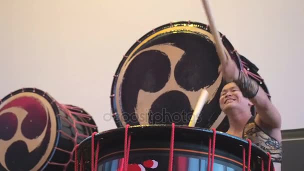 Moskou, Rusland - 16 juli 2017: Muzikanten spelen de taiko drums op scène tijdens de Japanse festival. — Stockvideo