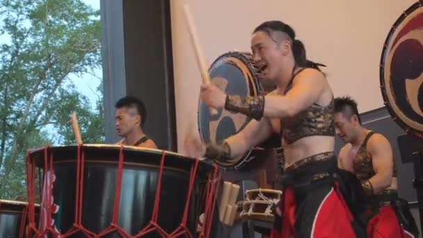 ミュージシャンが日本の祭りの期間中のシーンで太鼓を再生するモスクワ, ロシア - 2017 年 7 月 16 日。. — ストック動画