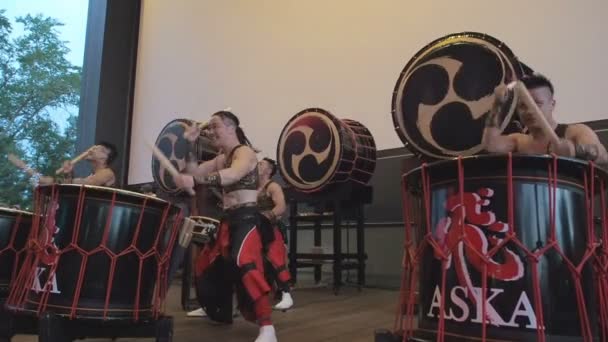 Moscou, Rússia - 16 de julho de 2017: Músicos tocam bateria de taiko em cena Durante o festival japonês . — Vídeo de Stock
