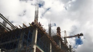 Bina İnşaatı. İnşaatçılar bir apartman inşa ediyoruz. İnşaat sürecinde konut üç aylık dönem.