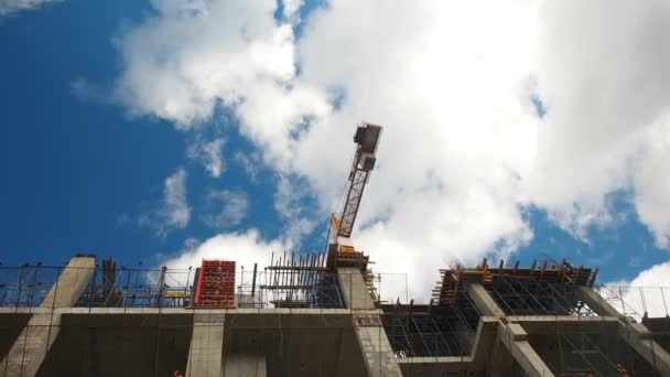 Constructie van het gebouw. Bouwers zijn het bouwen van een appartement huis. Woonwijk in het proces van bouw. — Stockvideo