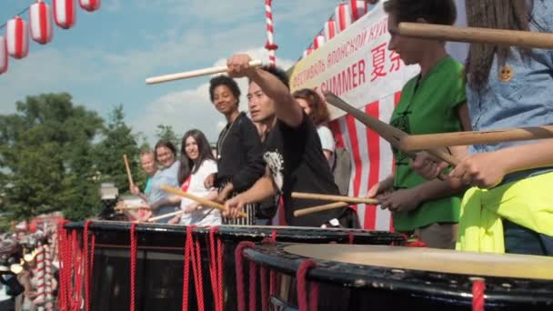 Moscow, Rusya Federasyonu - 16 Temmuz 2017: Japon Sanatçı öğretir çocuklar Japon festival süresince taiko davul sahnede oynamak için — Stok video