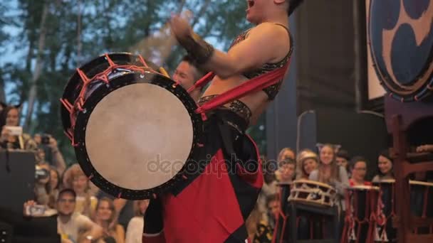 Moscow, Russia - July 16, 2017: Japanese musician expressively play the taiko drums on scene During the japanese festival — Stock Video