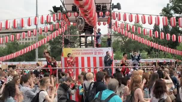 Moscú, Rusia - 16 de julio de 2017: La gente baila el baile de Bon Odori . — Vídeos de Stock