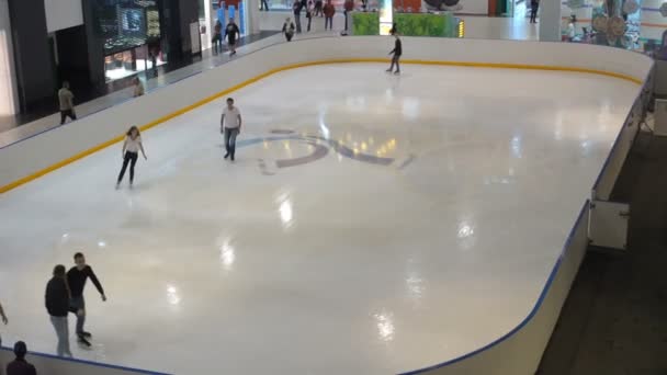 Moscou - 16 septembre 2017 : Des gens roulent sur une patinoire artificielle dans un centre commercial — Video