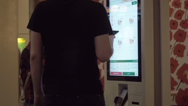 Moscou, Russie - 16 septembre 2017 : Les gens choisissent la nourriture via une machine libre-service au restaurant de restauration rapide . — Video