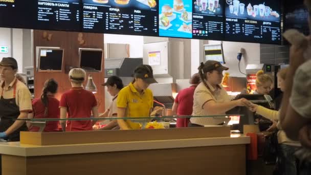 Mosca, Russia - 16 settembre 2017: Il manager di McDonalds controlla un assegno ed emette un ordine al cliente. I dipendenti McDonalds svolgono compiti diversi — Video Stock