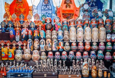 Uglich, Rusya - 20 Temmuz 2017: renkli Rus bebek Matryoshka piyasada iç içe geçirme. Rus Noel Baba Ded Moroz, farklı politikaları ets