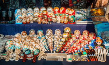 Uglich, Rusya - 20 Temmuz 2017: renkli Rus bebek piyasada iç içe geçirme