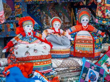 Uglich, Rusya - 20 Temmuz 2017: Slav bez bebek. El yapımı bez bebek kadın, geleneksel etnik Rus kostüm. Rusya Hatıra Eşyası