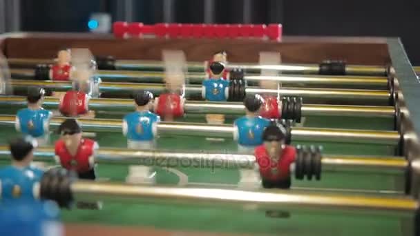Gente activa jugando futbolín. trenzas de futbol de mesa. Amigos juegan juntos futbolín — Vídeos de Stock