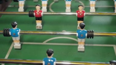 rakamlar futbolcular sol ve sağ insanlar langırt oynamak taşıyın. Tablo futbol plaers. Tablo futbol futbol oyun kicker yakın çekim