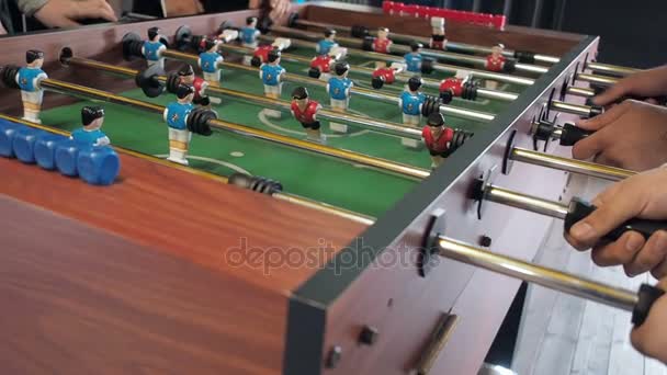 Actieve mensen tafelvoetbal spelen. tafel voetbal plaers. Vrienden spelen samen tafelvoetbal. — Stockvideo