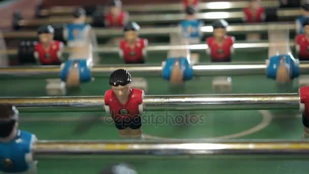 Figuras de futebolistas se movem para a esquerda e para a direita jogando matraquilhos. Enroladores de futebol de mesa. futebol de mesa jogo de futebol kicker close up — Vídeo de Stock