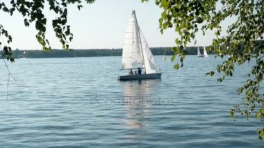 Moskova - 17 Ağustos 2017: Şehir yat kulübü. Halklar ile River'da güneşli yaz günü ağaçların karedeki yat.