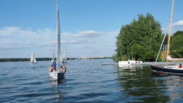 Moszkva - 2017. augusztus 17.: Város Yacht Club. Jacht a népek folyó napsütéses nyári napon — Stock videók