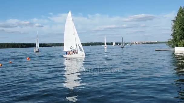 MOSCOW - AGO 17, 2017: City Yacht Club. Iate com povos no dia ensolarado do verão do rio — Vídeo de Stock