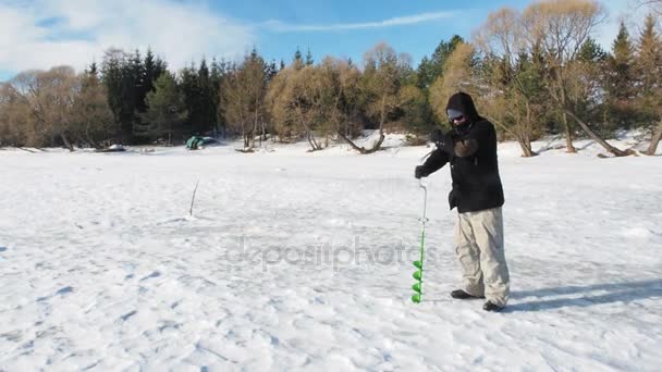 Pescador Perfora Agujero Hielo Vista Cerca Pesca Deportiva Invierno Hombre — Vídeo de stock