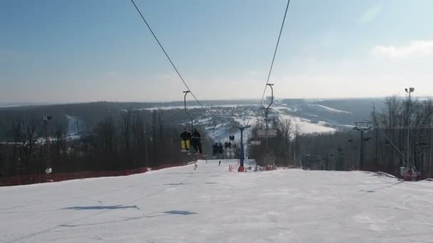 滑雪缆车和 snouborders 在冬天的时候会有一个视角。缆车把人们抬到斜坡上 — 图库视频影像
