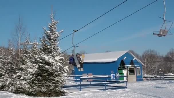 스키 하 고 겨울철에는 스키 리프트 pov에 snouborders. 케이블 카 리프트 기울기까지 사람들 — 비디오