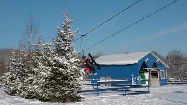 스키 하 고 겨울철에는 스키 리프트 pov에 snouborders. 케이블 카 리프트 기울기까지 사람들 — 비디오