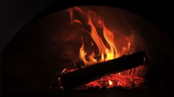 Καμίνι φωτιάς. Βίντεο κλιπ από το κάψιμο του καυσόξυλου στην εστία. Καυσόξυλα καίγονται στο φούρνο. 30fps Full Hd. — Αρχείο Βίντεο