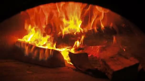 Fuego del horno. Video clip de leña quemada en la chimenea. Leña quemada en el horno. 30fps Full HD . — Vídeos de Stock