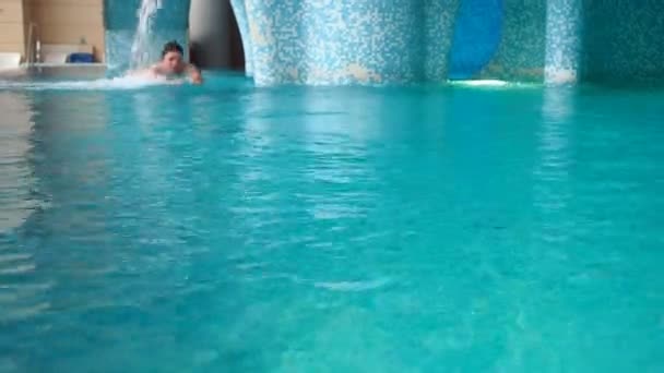 Mann im Pool. der Kerl schwimmt im großen Pool — Stockvideo