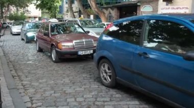 Tbilisi, Gürcistan - 15 Haziran 2017: Trafik reçel arabalar eski kaldırım taşları, Tiflis, Gürcistan hareket ediyor