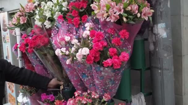 Pessoas não identificadas compram flores no mercado de rua em Tbilisi, Geórgia — Vídeo de Stock
